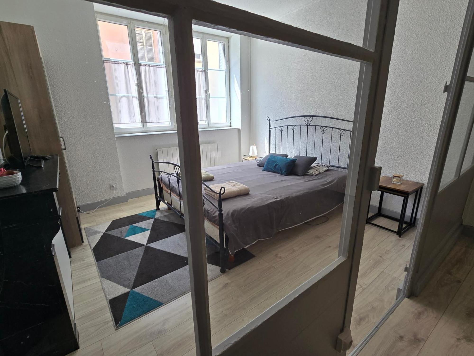 Appartement Au Calme Idealement Place A Macon. Bagian luar foto